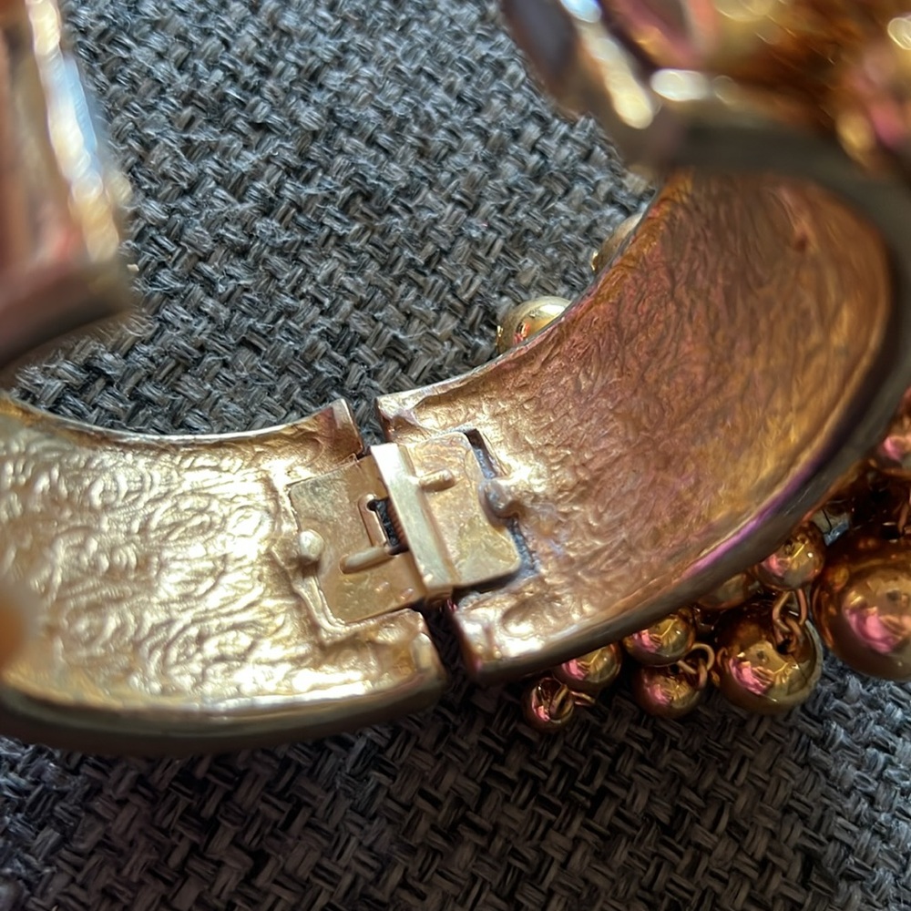 Oscar de La Renta, runway Elegant Gold Beaded Bracelet. - Picture 10 of 14